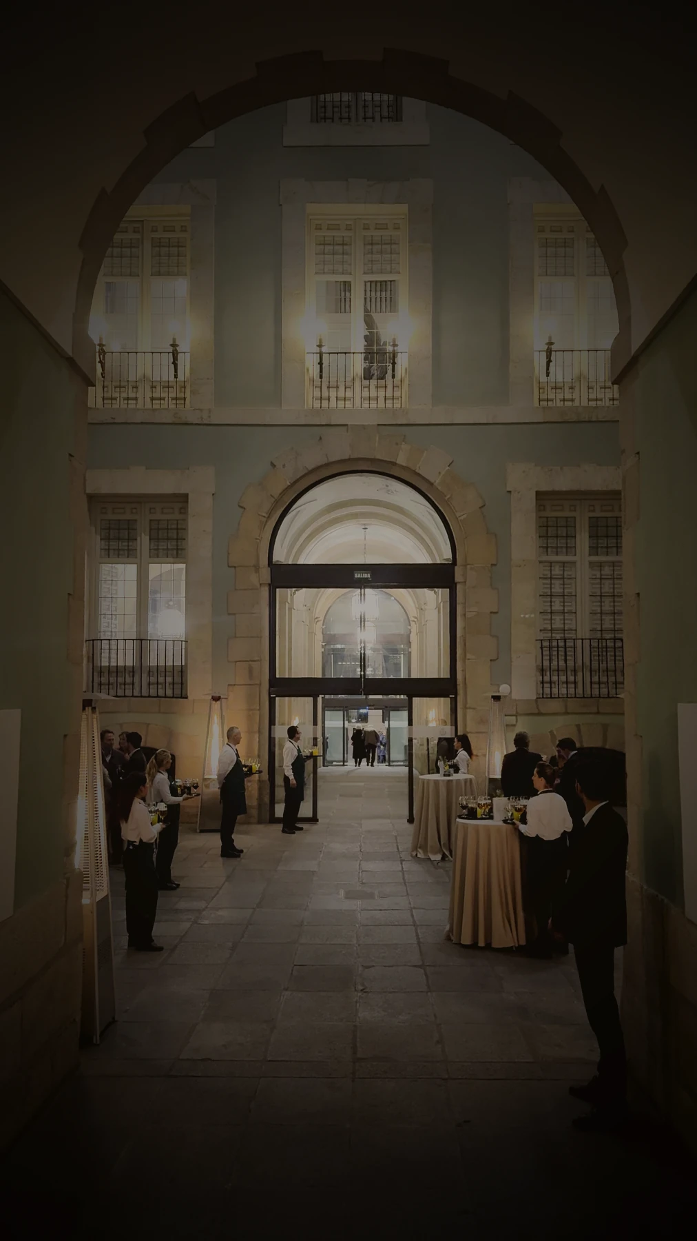 Cóctel corporativo en patio de palacete madrileño. Duetto Catering
