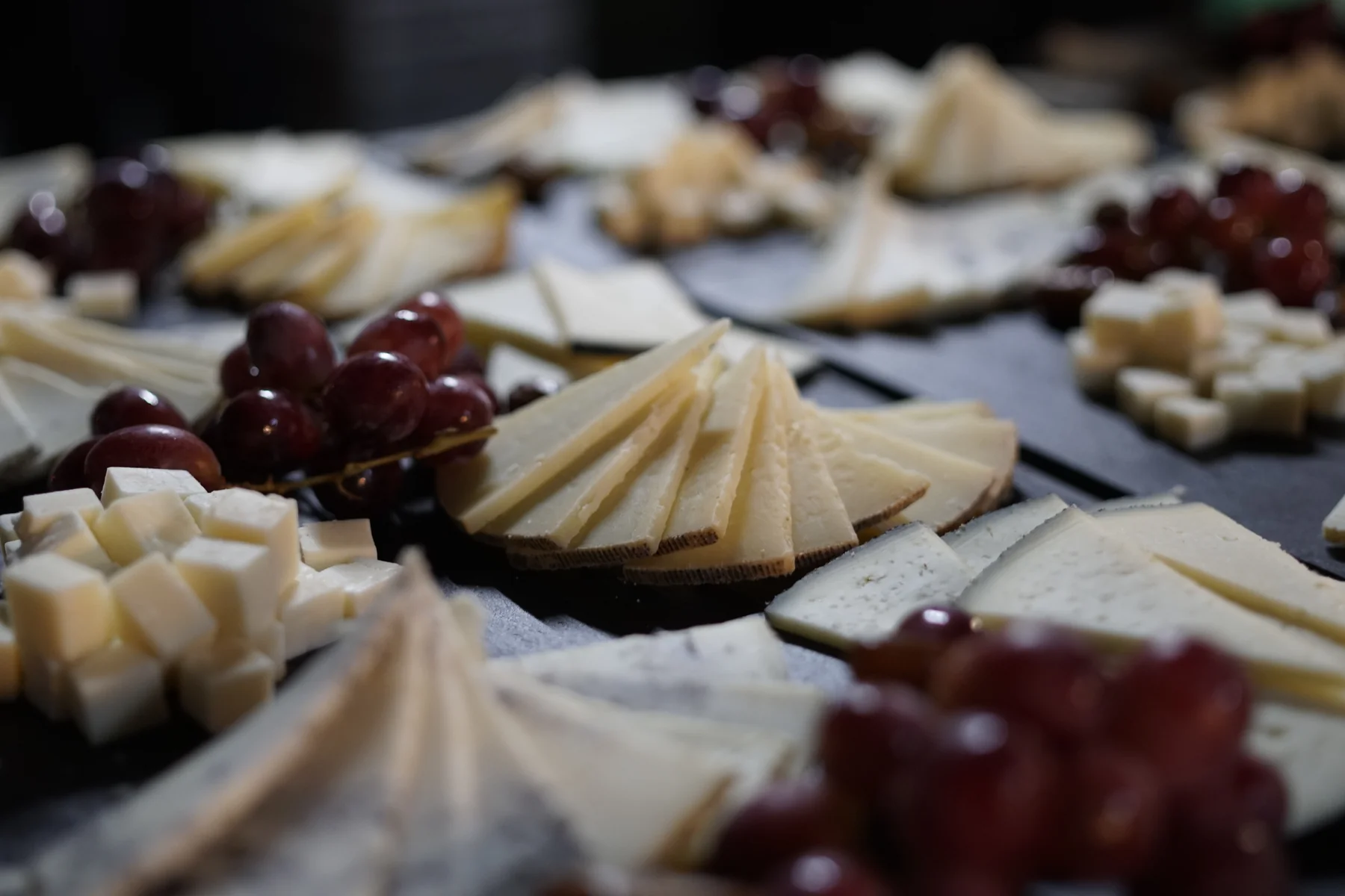 Tabla de quesos curados y uvas para lunch corporativo. Duetto Catering